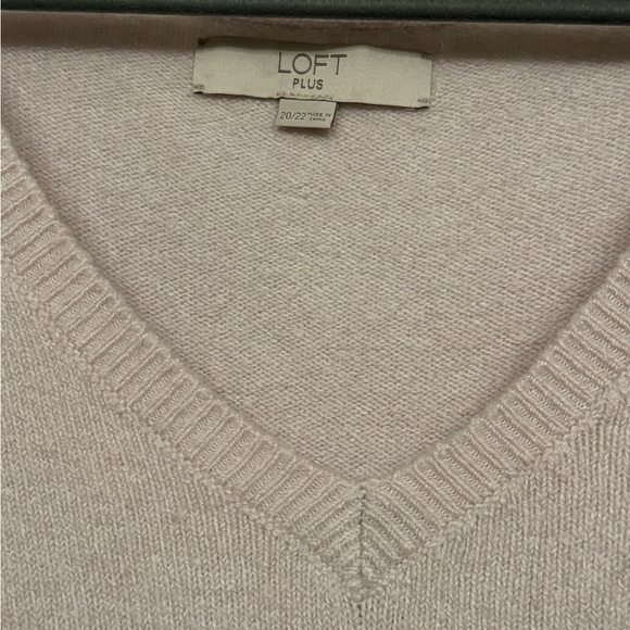 LOFT V-Neck Sweater with Fabric Hem Size 20/22 NWOT - Picture 2 of 4